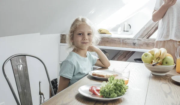 Дитини, яка має сніданок — стокове фото