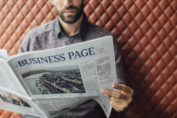 Homem lendo jornal — Fotografia de Stock