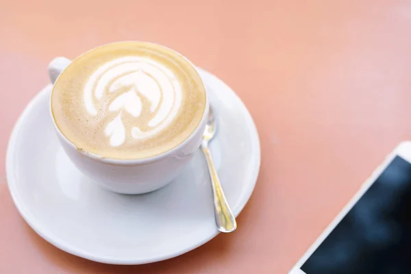 Кофе и телефон — стоковое фото