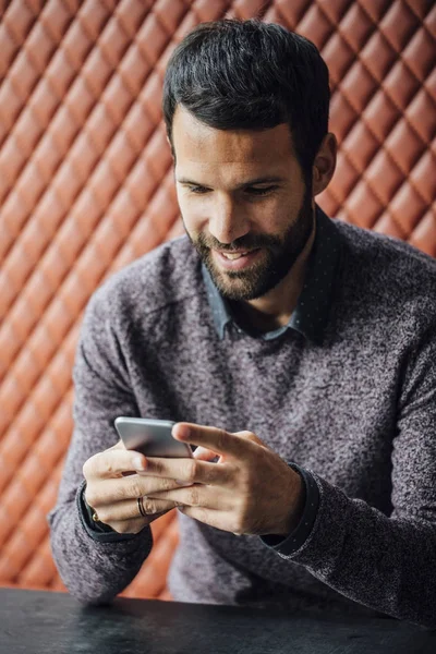 Hombre escribiendo en el teléfono inteligente —  Fotos de Stock