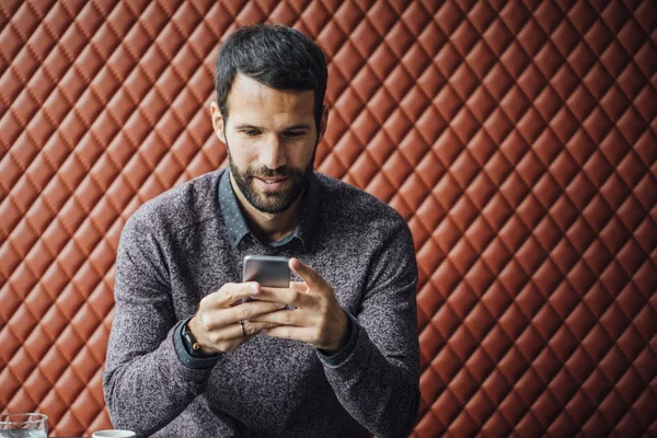 Homem digitando no smartphone — Fotografia de Stock