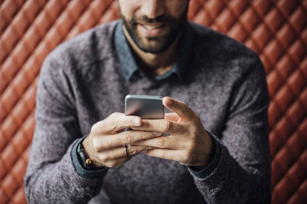Homem digitando no smartphone — Fotografia de Stock