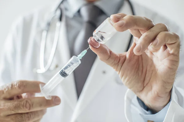 Mãos Médico Irreconhecível Preparando Medicamento Para Injeção — Fotografia de Stock