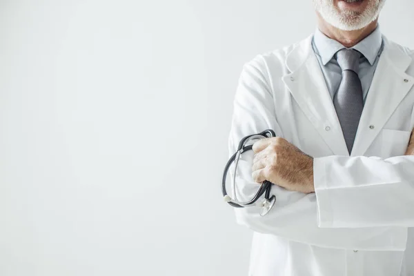 Médico segurando estetoscópio — Fotografia de Stock