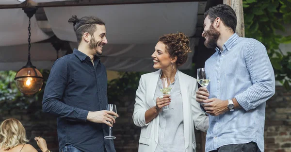 Freunde genießen auf Party — Stockfoto