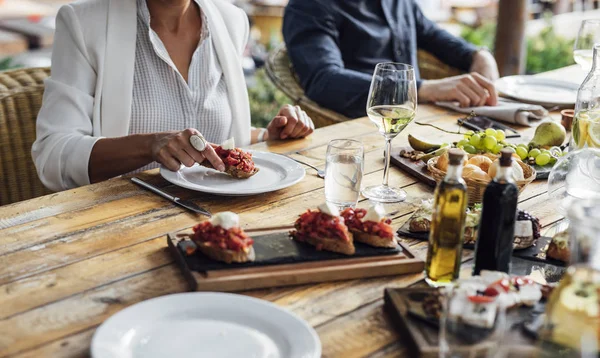 Pessoas comendo no restaurante — Fotografia de Stock