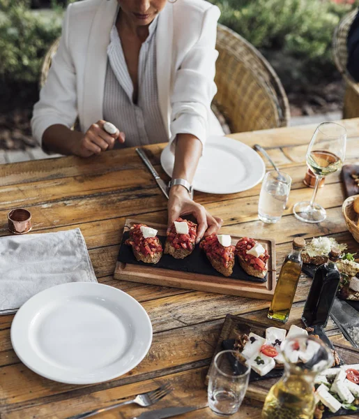 Vrouw genieten van eten in Restaurant — Stockfoto