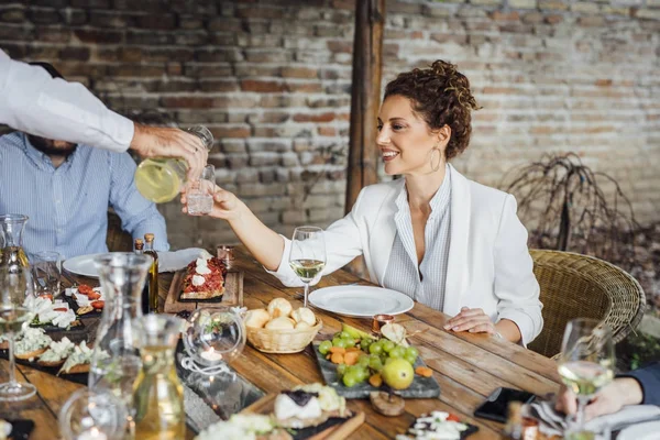 Vrouw genieten van wijn — Stockfoto