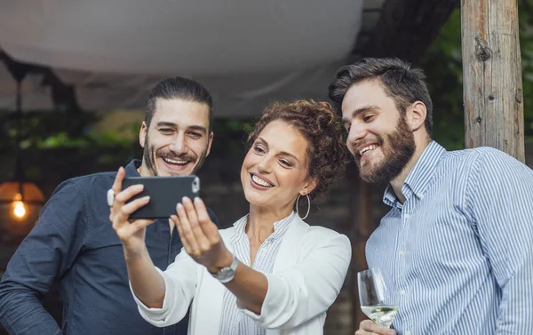 Arkadaşlar selfie alarak — Stok fotoğraf