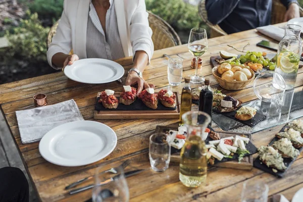 Vrouw genieten van vegetarisch voedsel — Stockfoto