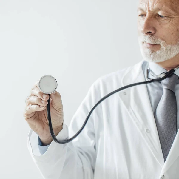 Médico segurando estetoscópio — Fotografia de Stock