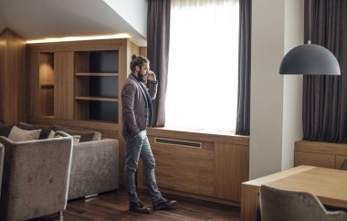 cep telefonuyla konuşan işadamı