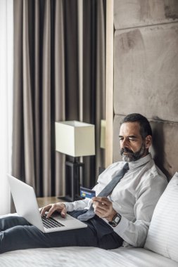 Kredi kartı ile işadamı