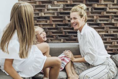 Gülümseyerek çocukları ile anne