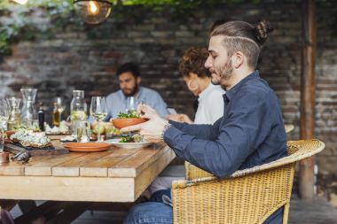 arkadaşlar akşam yemeği keyfi