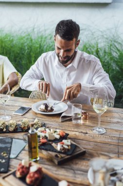 Adam öğle yemeği şenlikte