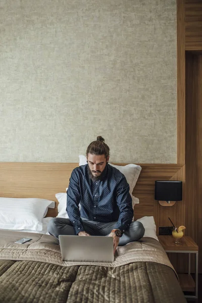 Uomo d'affari digitando sul computer portatile — Foto Stock