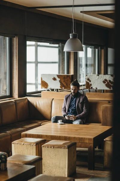 Businessman Sitting at Mountain Hotel Foyer — Stock Photo, Image