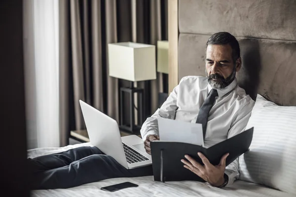 Uomo d'affari che lavora in camera d'albergo — Foto Stock