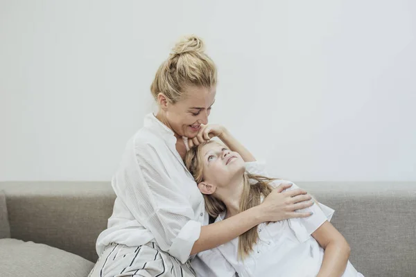 Mãe abraçando sua filha — Fotografia de Stock