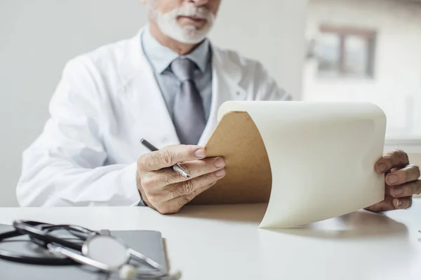 Medico che lavora nel suo ufficio — Foto Stock