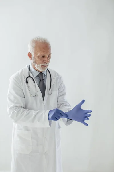 Γιατρός εναντίον γάντια — Φωτογραφία Αρχείου