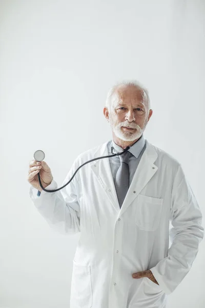 청진기를 들고 있는 의사 — 스톡 사진