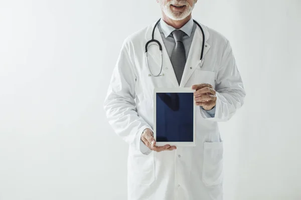Arzt mit Tablette — Stockfoto