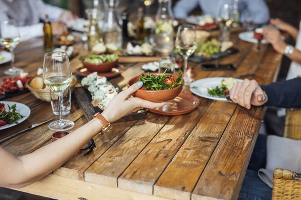 Amigos disfrutando de la cena — Foto de Stock