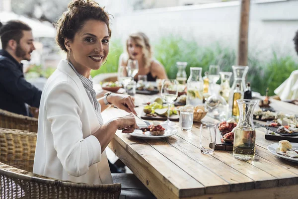 Mulher desfrutando de almoço no restaurante — Fotografia de Stock