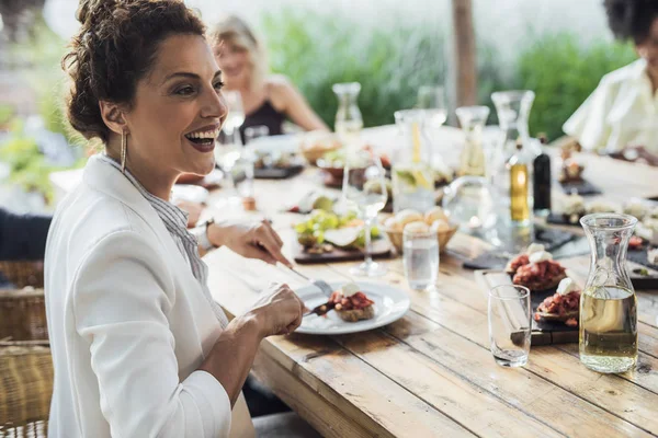 Mulher desfrutando de almoço no restaurante — Fotografia de Stock