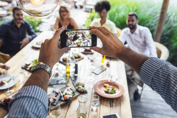 Amigos gostando de jantar — Fotografia de Stock