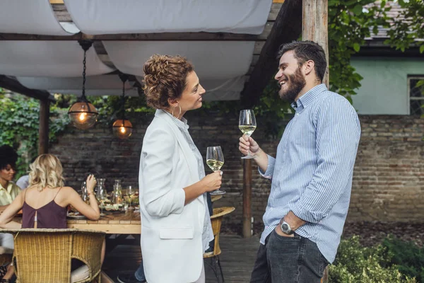 Vrienden genieten van wijn op feestje — Stockfoto