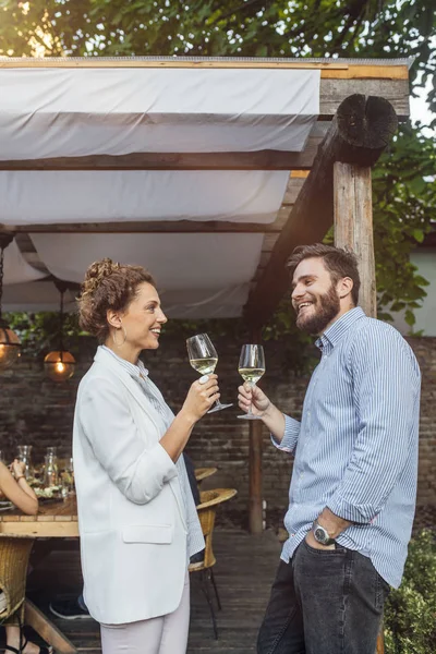 Vänner njuter av vin på fest — Stockfoto