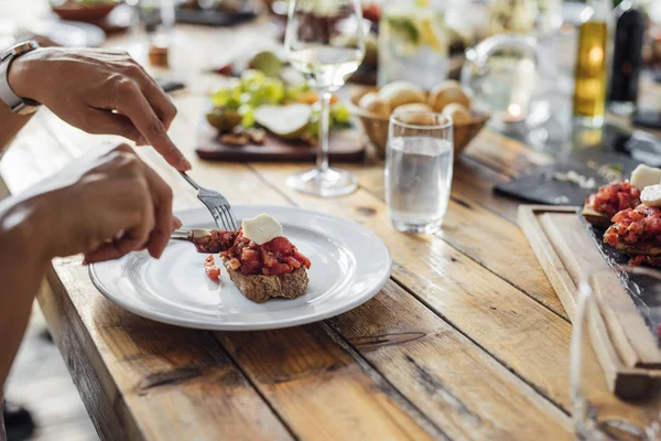 Vrouw vegetarisch eten — Stockfoto