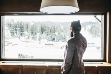 Adam dağ Oteli'nde ayakta