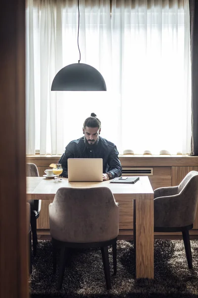 Homme d'affaires indépendant travaillant à partir de la chambre d'hôtel — Photo