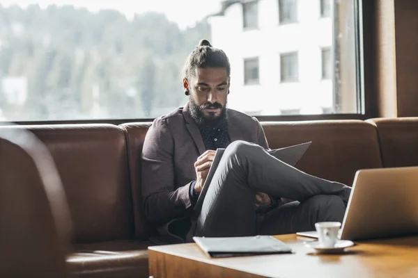 Uomo d'affari che scrive — Foto Stock