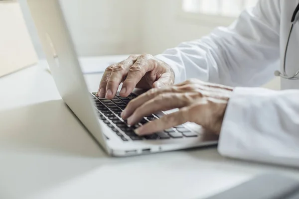 Medico utilizzando laptop — Foto Stock