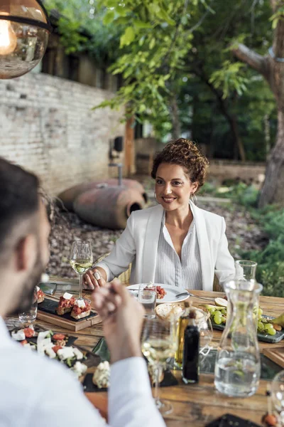 Vrouw eten op het terras restaurant — Stockfoto