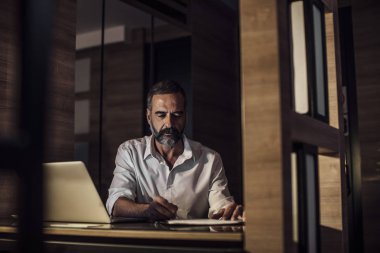 geç saatlere kadar işadamı