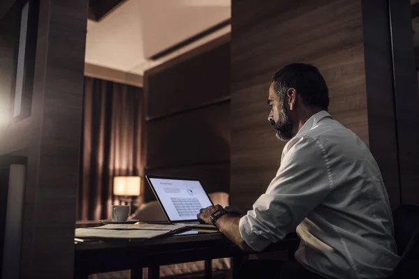 Hombre de negocios trabajando hasta tarde —  Fotos de Stock