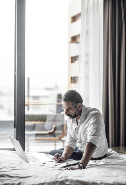 Uomo d'affari che lavora in camera d'albergo — Foto Stock