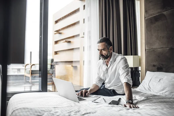 Uomo d'affari digitando sul computer portatile — Foto Stock