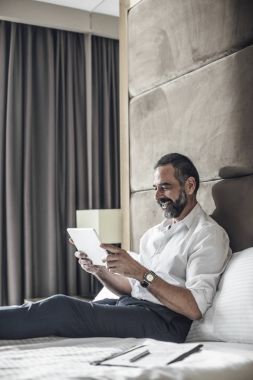 Elinde tablet tutan bir iş adamı