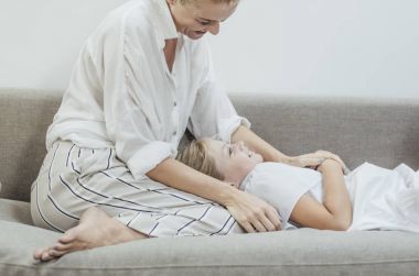 anne kızını sarılma