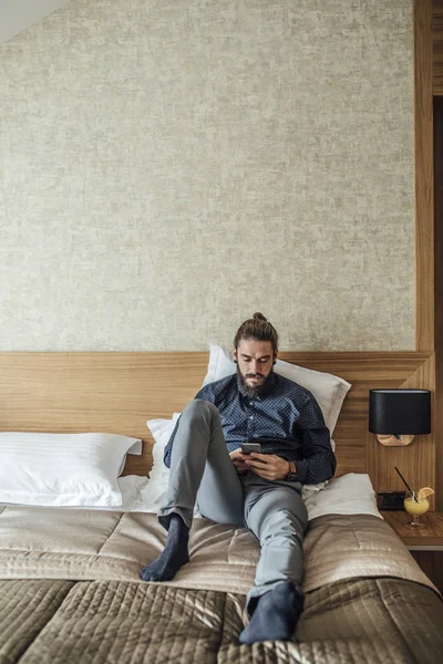 Empresário desfrutando na cama do hotel — Fotografia de Stock