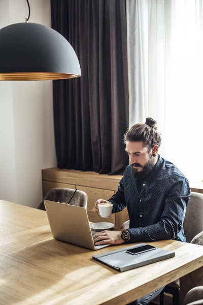 Empresário Freelancer trabalhando a partir do quarto de hotel — Fotografia de Stock