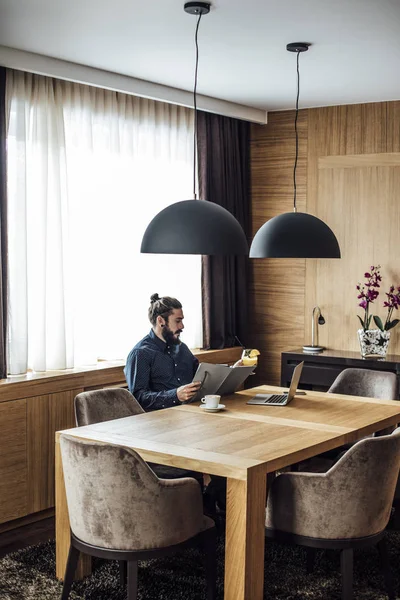 Empresario Freelancer Trabajando desde Habitación de Hotel — Foto de Stock