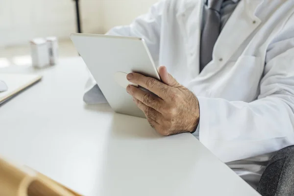 Doctor Holding Tablet — Stock Photo, Image